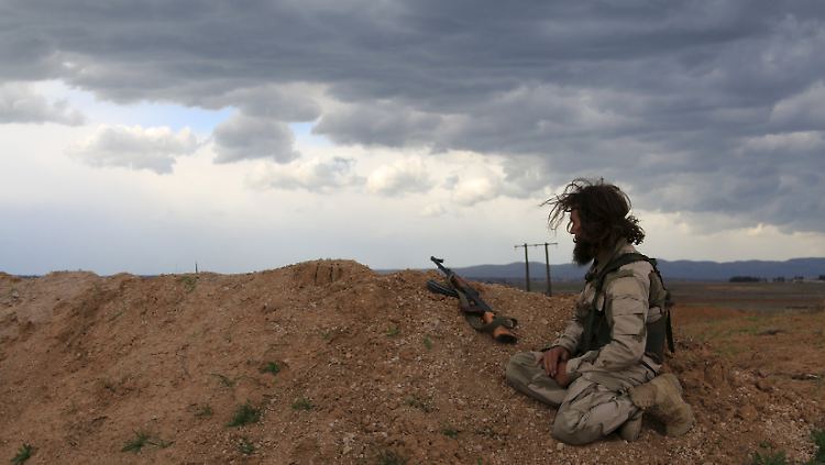 Ein bisschen Ruhe: Ein Kämpfer der Opposition sitzt auf einem Aussichtspunkt in der Provinz Hama.