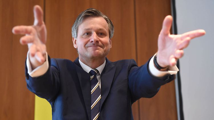 Hans-Ulrich Rülke streckt die Arme aus. Die FDP will mit CDU und SPD zusammengehen.