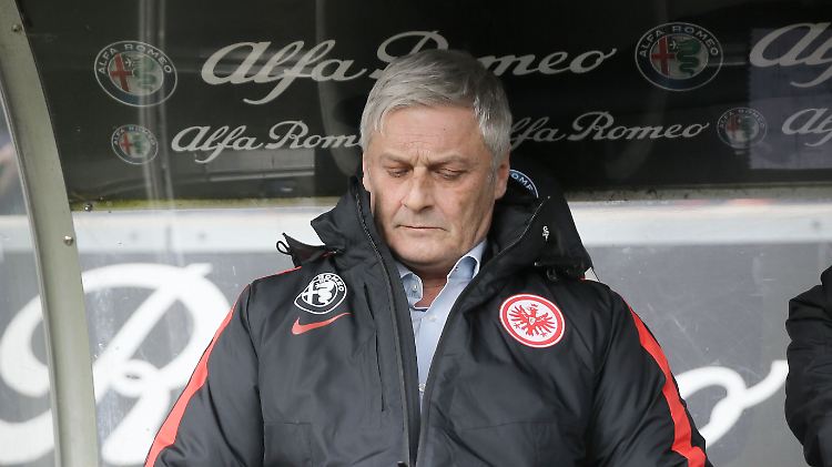 Emotionlos: Armin Veh während des Spiels gegen Ingolstadt.