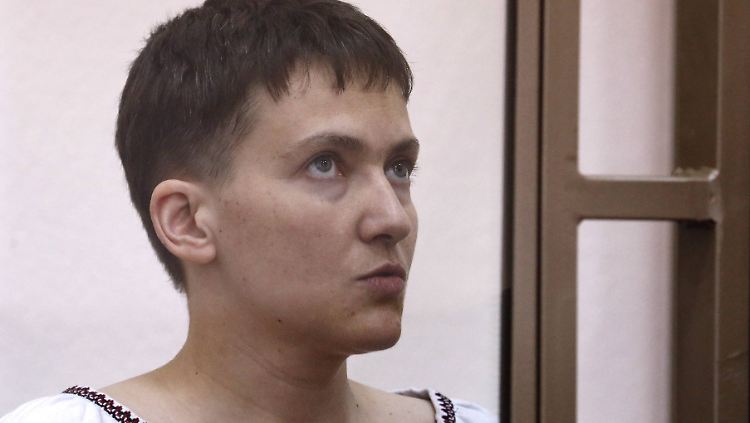Die ukrainische Pilotin Nadja Sawtschenko protestiert derzeit mit einem Hungerstreik gegen den Prozess.
