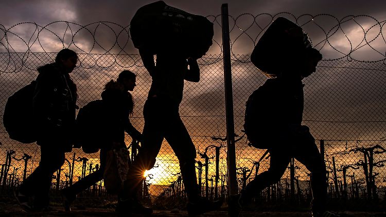 Nur wenige Menschen dürfen die Grenze zwischen Griechenland und Mazedonien passieren - sie machen sich auf den Weg weiter nach Norden.