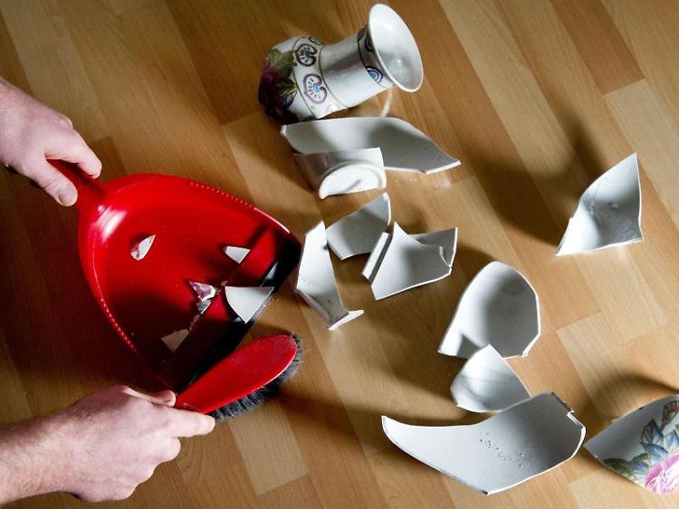 Die Scherben der zerbrochenen Vase fegt man idealerweise gleich auf, damit sich keiner verletzt. Wichtig: Vorher sollte man den Schaden mit einer Kamera dokumentieren, um die Bilder dem Versicherer zu schicken.