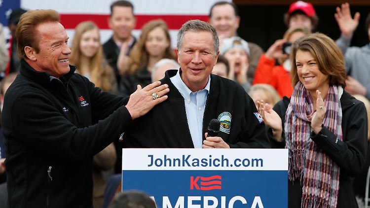 Arnold Schwarzenegger beklatscht John Kasich und dessen Frau Karen bei einer Wahlkampfveranstaltung.
