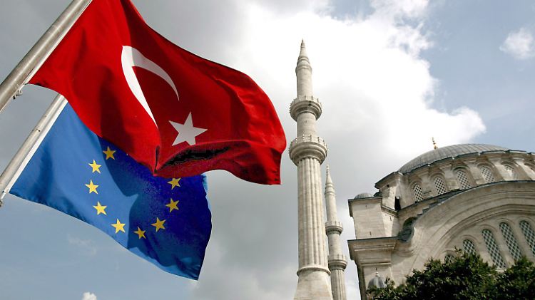 Die EU lässt sich von der türkischen Regierung erpressen, kritisiert die Linke. 