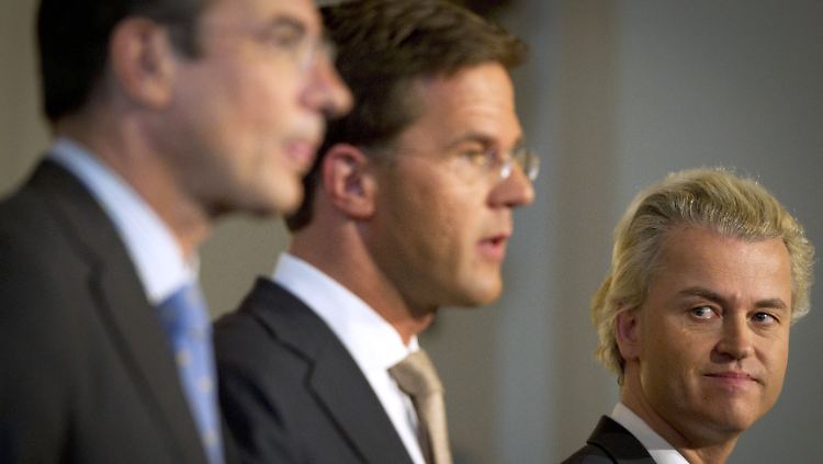 Verhagen und Rutte (l. und M.) dürfen schalten und walten, wenn Wilders (r.) es zulässt.