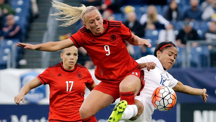 Für die Deutschen dürfte der Sieg gegen England eine Genugtuung sein: Mandy Islacker am Ball.