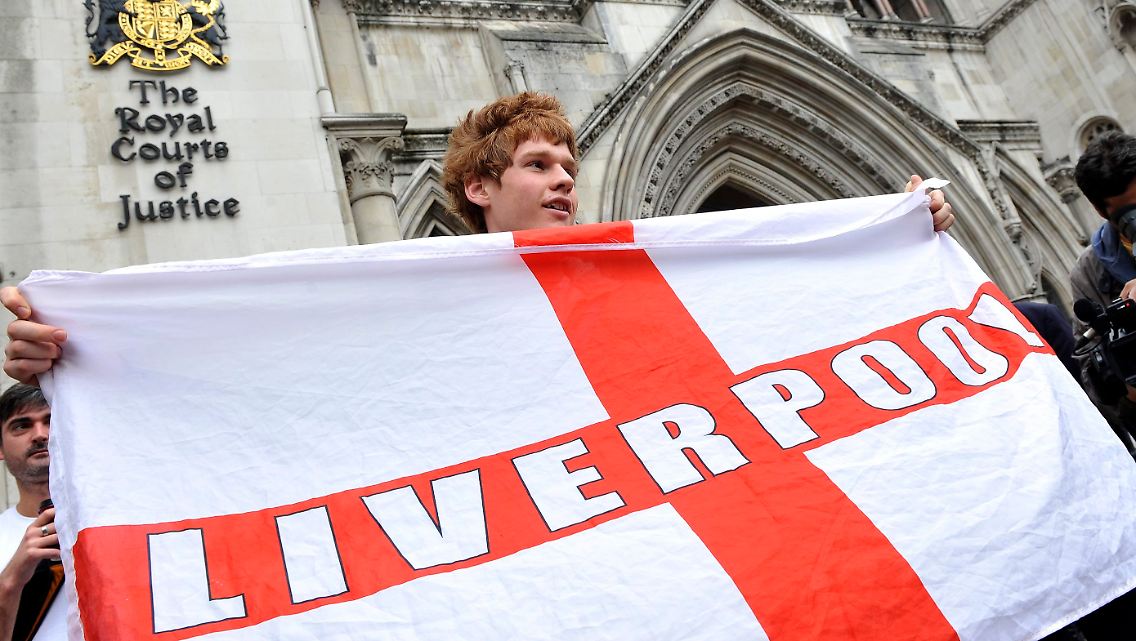 Wie geht es weiter? Ein Fan des FC Liverpool vor dem Londoner Gerichtshof "Royal Court of Justice"