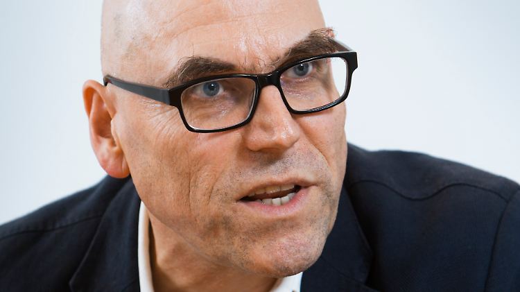 Prof. Dr. Wolfgang Schroeder lehrt Politikwissenschaften an der Universität Kassel.