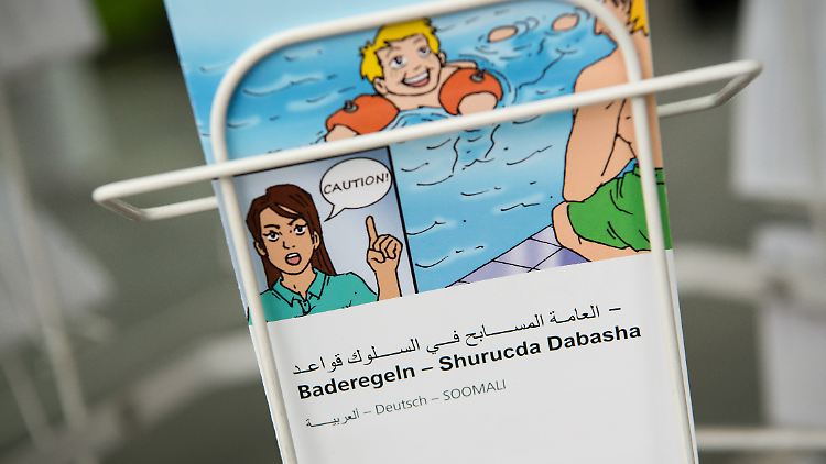Viele Schwimmbäder hängen inzwischen speziell angefertigte Benimmregeln für Flüchtlinge auf.