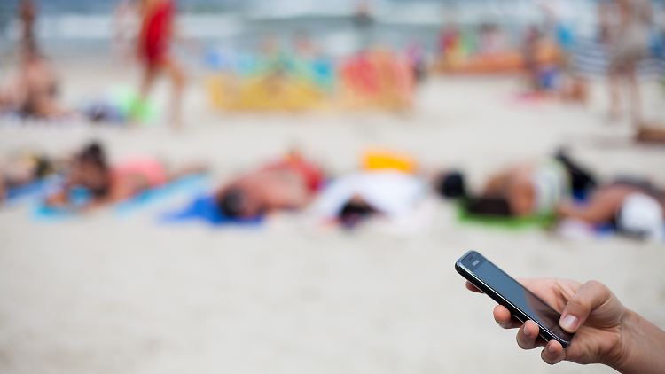 Vor dem Urlaub und währenddessen ist das Smartphone für viele immer griffbereit.