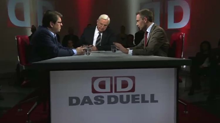 Ralf Stegner und Christian Lindner (r.) debattierten im "Duell" zum Thema: "Stacheldraht und Tränengas – harte Hand statt offener Grenzen?"