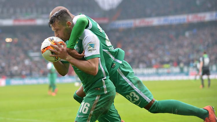 Gegen Hannover jubelt Zlatko Junuzovic (l) noch gegen seinen Treffer - jetzt droht im Ärger durch den DFB.