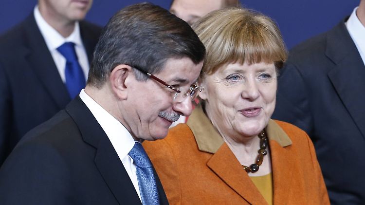 Merkel spricht von einem "qualitativen Schritt nach vorn" und einem möglichen Durchbruch. Davutoglu dringt auf Visafreiheit für türkische Bürger bei Reisen in die EU. 