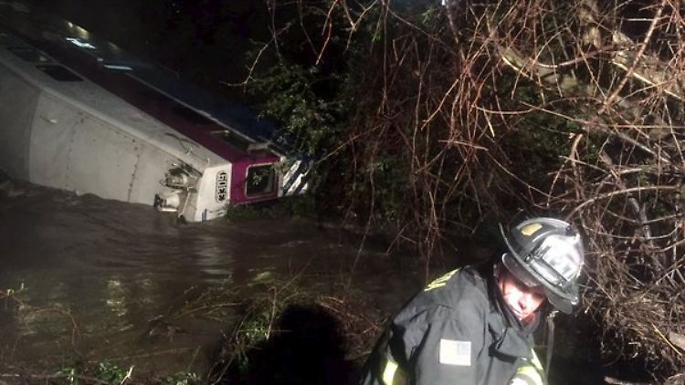 Rettungskräfte konnten alle Passagiere aus dem entgleisten Zug bergen.