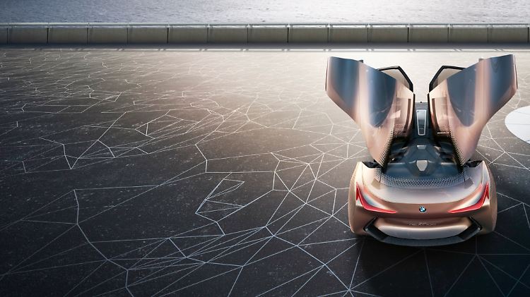 Wenn sich die Passagiere dem Auto nähern, schwingen die vier Flügeltüren automatisch auf.