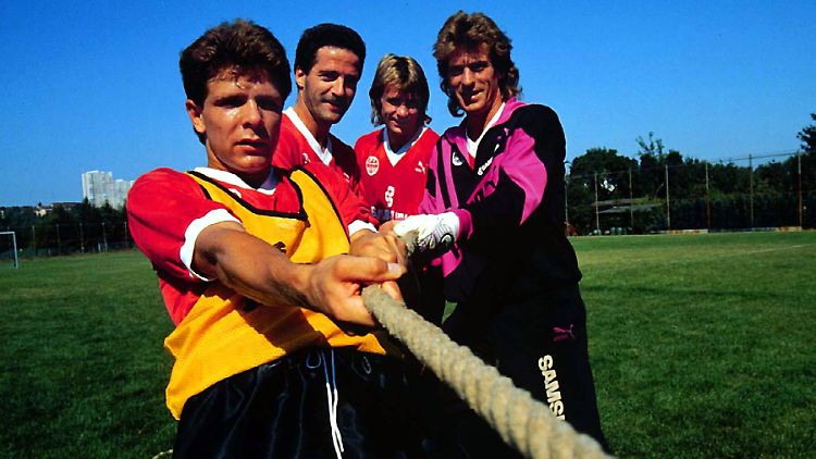 "Entscheidend ist für mich die sportliche Fürsorge durch meinen Verein. Geld ist für mich nebensächlich": Andreas Möller im Jahr 1991 mit den Kollegen Uwe Bein, Manfred Binz und Uli Stein bei der Frankfurter Eintracht.
