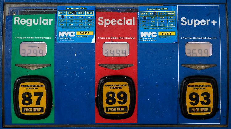 Spritpreis an einer Tankstellenzapfsäule in Brooklyn. Die Ölpreise sind in den vergangenen 18 Monaten um 70 Prozent eingebrochen - nicht nur wegen der Ölschwemme, sondern auch wegen der stotternden Konjunktur in China.