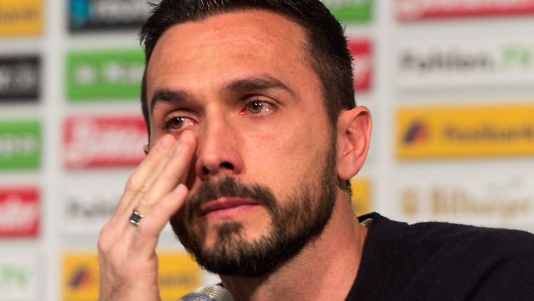 Mit Tränen in den Augen verkündet Martin Stranzl sein Karriereende im Sommer.