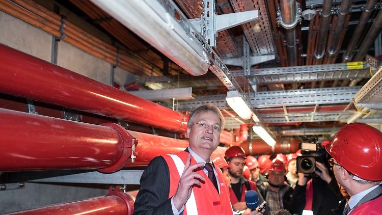 Aus einem Schreiben von Technikchef Jörg Marks (li.) geht hervor, dass es Nachbesserungsforderungen beim Brandschutz des Flughafens gibt.