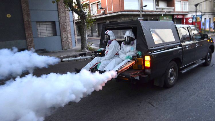 Uruguayische Soldaten desinfizieren einen Straßenzug in der Hauptstadt Montevideo.