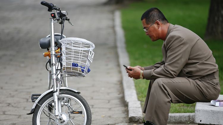 Nordkorea verfügt über ein eigenes Mobilfunknetz, das vom Rest der Welt isoliert ist. Wer die eingebaute Sim-Karte durch eine geschmuggelte chinesische ersetzt, muss mit Lagerhaft rechnen.