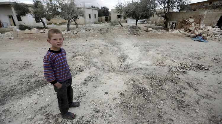 Ein Junge in der Provinz Idlib guckt misstrauisch in die Kamera: Der Bericht spricht von "Gefängnissen unter freiem Himmel".