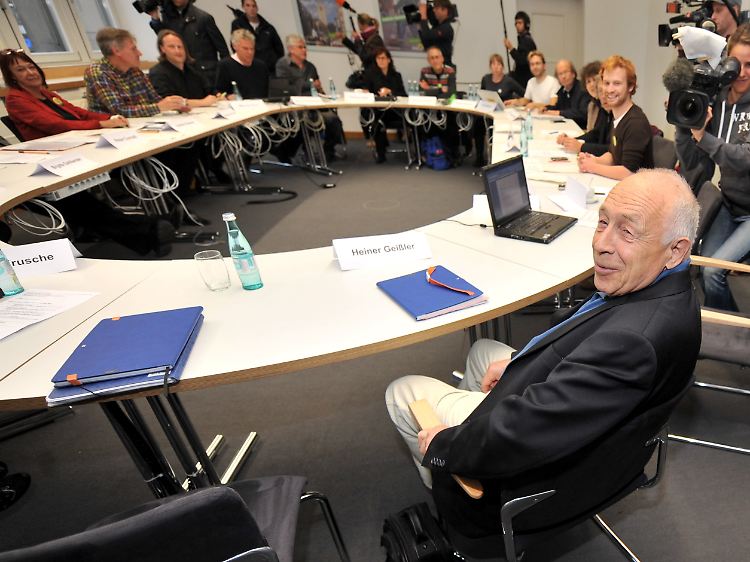 Heiner Geißler soll vermitteln - zwischen denen, die den alten Bahnhof oben lassen wollen, und jenen, die den neuen Bahnhof unter der Erde bauen wollen.