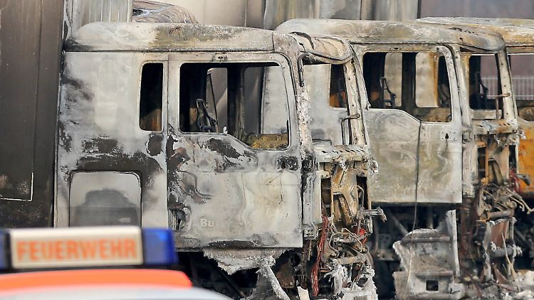 Großfeuer im Norden von Leipzig: Die Brandwache verlässt den Tatort, Kriminalpolizei und Staatsschutz ermitteln.