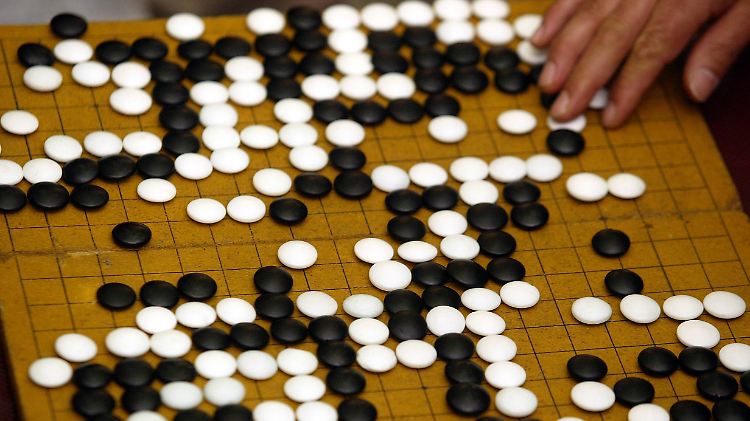 Komplexer als Schach und für Computer eine besondere Herausforderung: das Brettspiel Go.