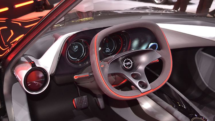 Im Innenraum gibt es nur noch einen Knopf. Und zwar den, mit dem der Opel GT gestartet wird.