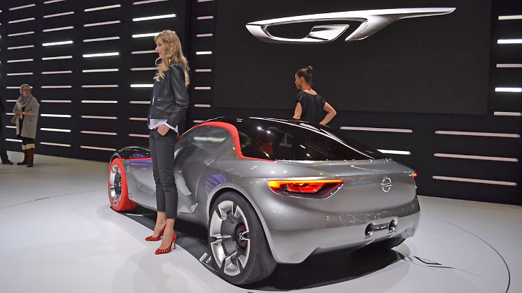Hochgesetzte Endrohre und markante Lichtgrafik bestimmen das Heck des Opel GT.