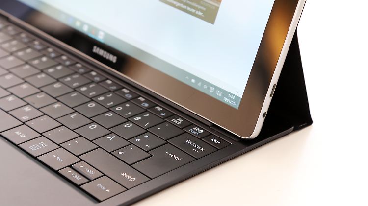 Das TabPro S ist Samsungs Surface - mit Windows 10 und Tastaturdock.