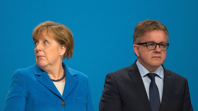 Wolfs Haltung zur Kanzlerin ist schwierig, weil sein politischer Gegner, der grüne Winfried Kretschmann, voll auf ihren Kurs eingeschwenkt ist.