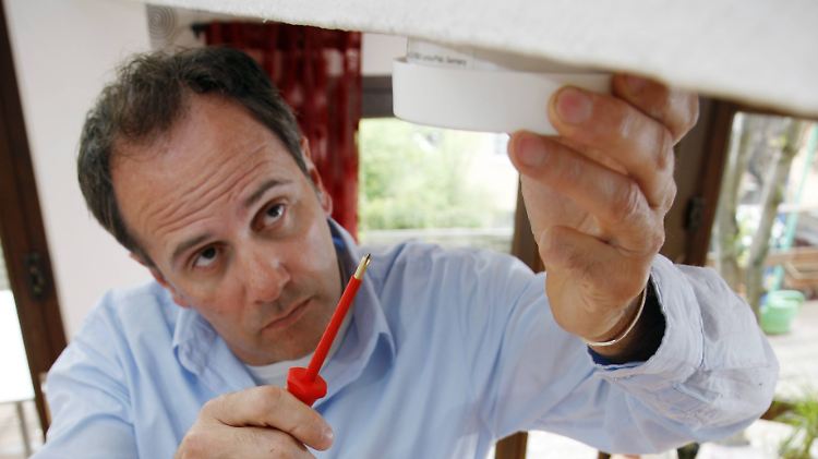 Die meisten Rauchmelder müssen verschraubt werden. Es gibt aber auch Modelle mit magnetischen Klebepads. 