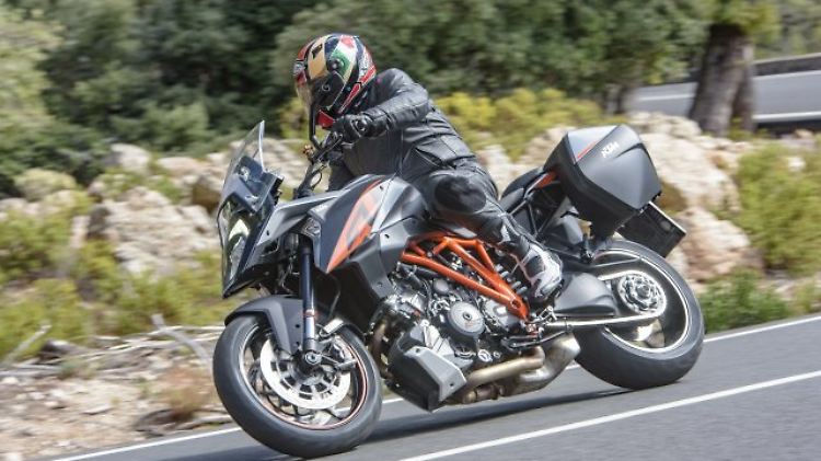 Mit der neuen 1290 Super Duke GT lassen sich auch lange Strecken komfortabel fahren, ohne deshalb auf den großen Fahrspaß des Super Duke-Konzepts verzichten zu müssen.