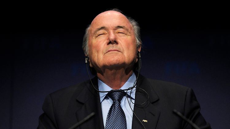 Joseph S. Blatter ist sechs Jahre für alle Aktivitäten im Fußball gesperrt.