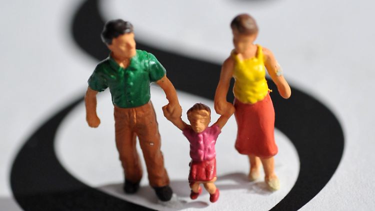 Verheiratet oder nicht - der Kläger versorgt eine Familie und will, dass das bei der Unterhaltsberechnung berücksichtigt wird.