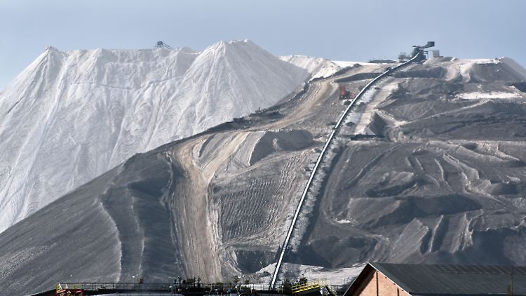 Blick auf die Abraumhalde hinter dem K+S-Verbundwerk Werra Standort Hattorf in Philippsthal (Hessen).