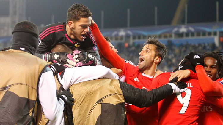Die Benfica-Spieler feiern den Einzug ins CL-Viertelfinale.