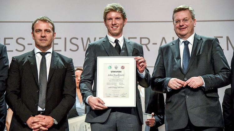 Hoffenheims Trainer Julian Nagelsmann (zwischen DFB-Sportdirektor Hans-Dieter Flick und DFB-Schatzmeister Reinhard Grindel) ist nun im Besitz der Fußballlehrer-Lizenz.