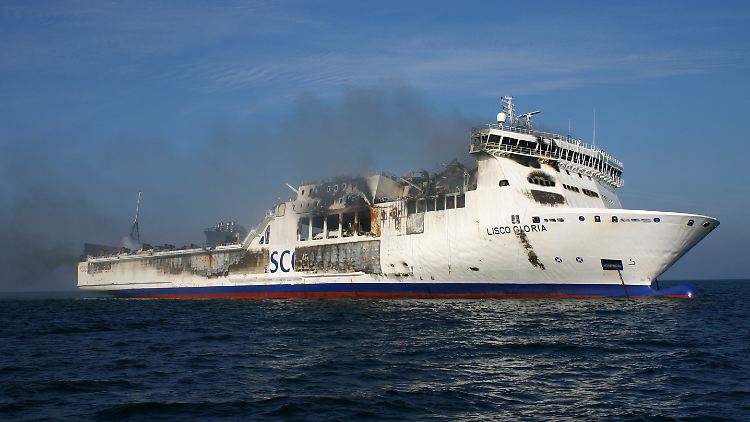 Das ausgebrannte Wrack der Ostseefähre "Lisco Gloria" (Archivbild vom 11. Oktober)