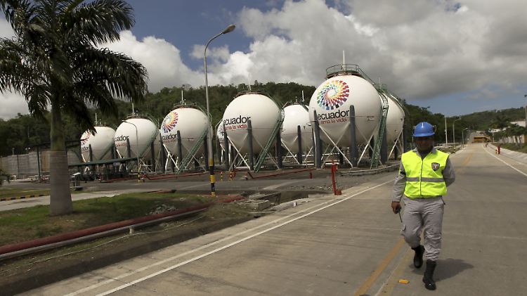 Flüssiggastanks in Esmeraldas im Norden von Ecuador.