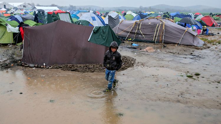 Im Aufnahmelager in Idomeni leiden Hunderte Menschen an schweren Erkältungen, Atemwegsbeschwerden und Durchfall.