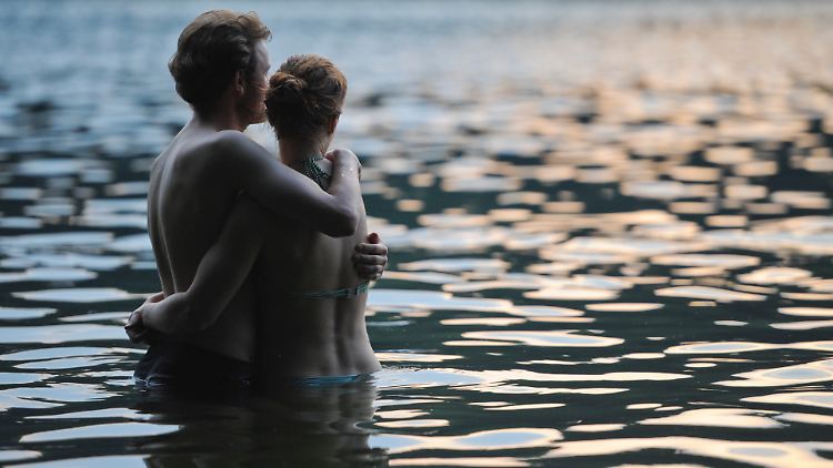 Paar, eng umschlungen beim Sonnenuntergang: Das Kuschelhormon Oxytocin soll auch Schmerzen lindern können.