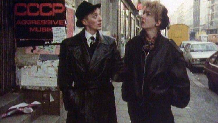 Mark Reeder und Muriel Gray vor dem "SO 36" in Berlin-Kreuzberg, 1983.