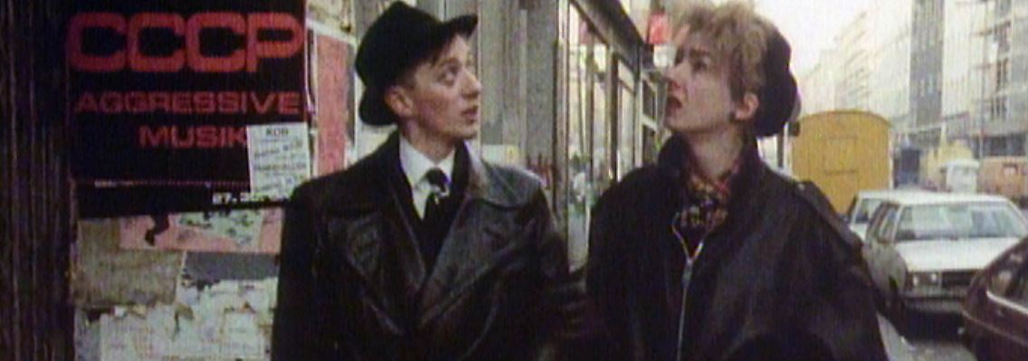 03_Mark Reeder und Muriel Gray vor dem SO 36, 1983.jpg