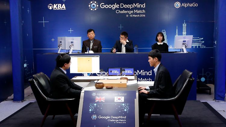 Mensch gegen Maschine: Lee Sedol (r.) vor Beginn des zweiten Spiels gegen "AlphaGo".