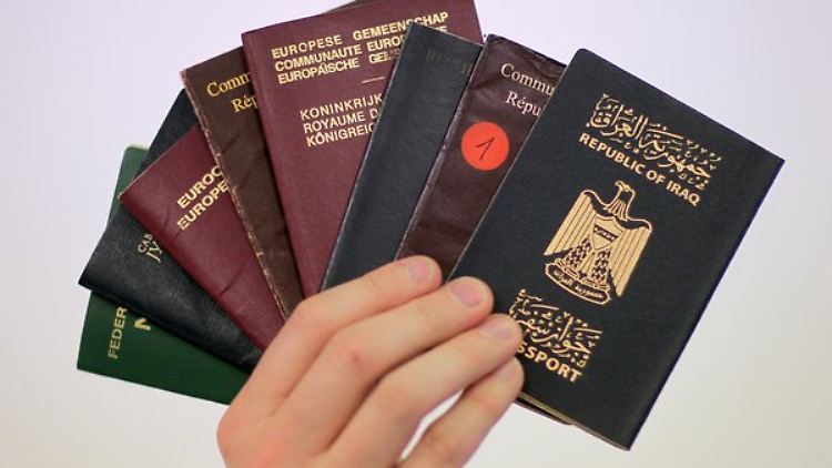 Die Beamten fanden bei der Durchsuchung Eheringe in verschiedenen Größen, gefälschte Pässe und Bargeld.