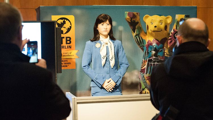 Der menschenähnliche Roboter "Chihira Kanae" kann an der Rezeption programmierte Fragen beantworten.