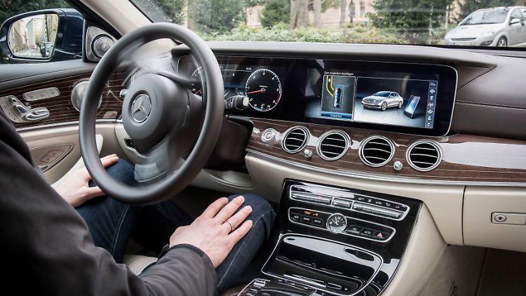Noch verlangt das System, dass der Fahrer nach spätestens 30 Sekunden die Hände wieder ans Lenkrad nimmt.